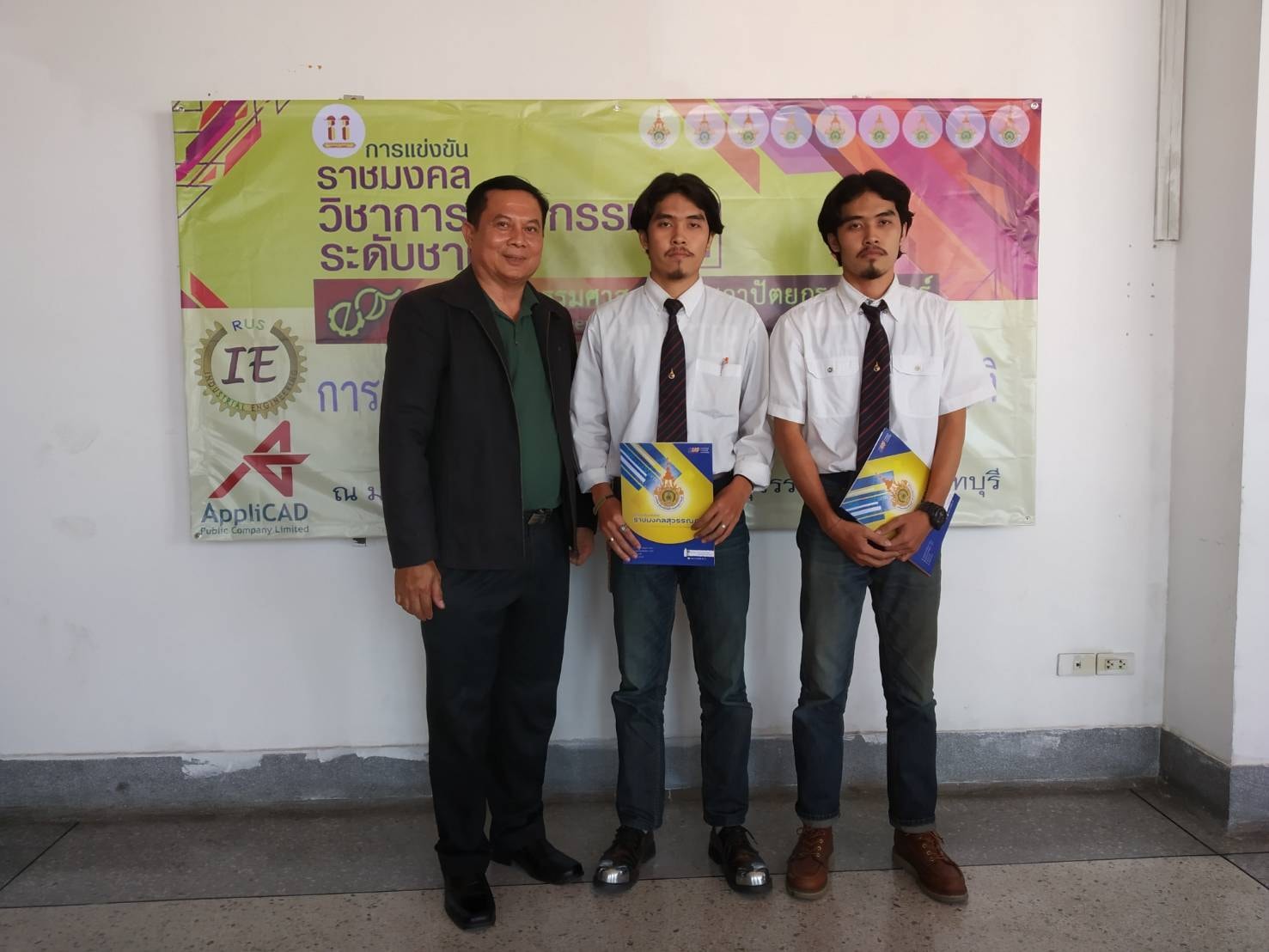 คณะวิศวกรรมศาสตร์ ขอแสดงความยินดีกับ นายพุฒิพงศ์ เสืองามเอี่ยม และ นายภาณุพงศ์ เสืองามเอี่ยม นักศึกษาสาขาวิชาเมคคาทรอนิกส์ ได้รับรางวัลรองชนะเลิศ อันดับ 1