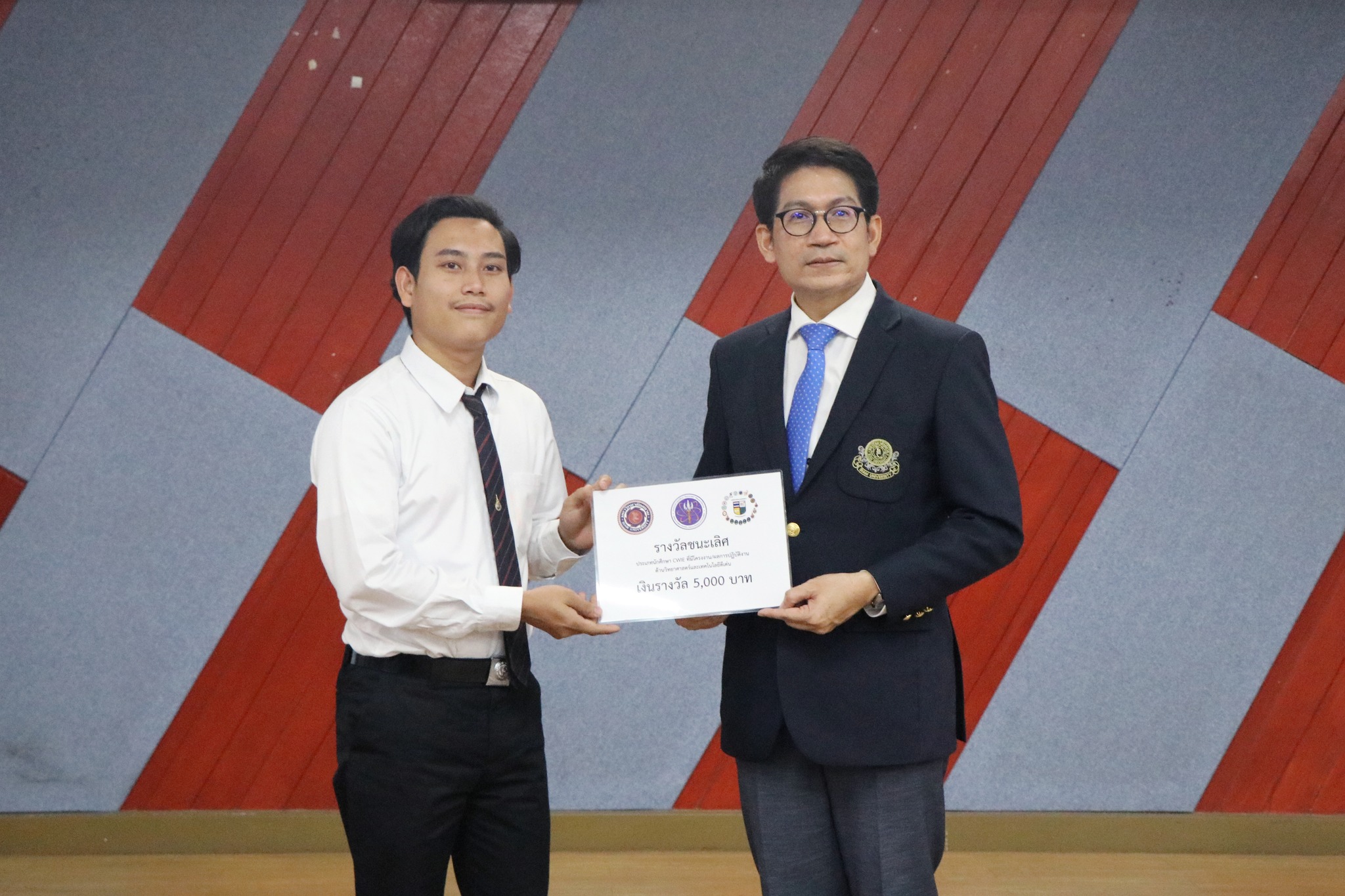 ขอแสดงความยินดีกับ นายพงศธร พลับนิ่ม นักศึกษาสาขาวิชาวิศวกรรมวัสดุ ได้รับรางวัลชนะเลิศ ด้านวิทยาศาสตร์และเทคโนโลยีดีเด่น การประกวดสหกิจศึกษาและการศึกษาเชิงบูรณาการกับการทำงาน เครือข่ายภาคกลางตอนล่าง ประจำปี 2566
