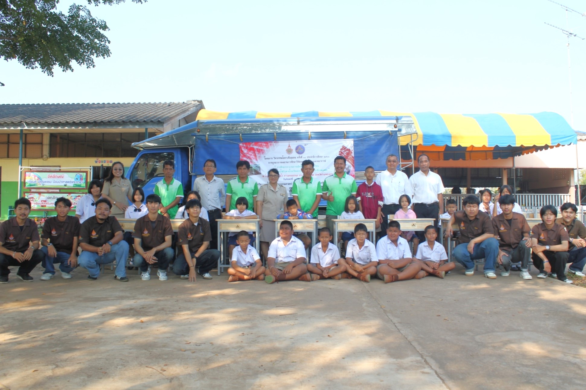 สาขาวิชาวิศวกรรมโยธา จัดโครงการวิศวกรรมโยธาเพื่อชุมชน ครั้งที่ 10 ประจำปีการศึกษา 2566 ผลิตโต๊ะและเก้าอี้นักเรียน สำหรับส่งมอบให้กับ โรงเรียนบ้านร้อยไร่ จังหวัดกำแพงเพชร