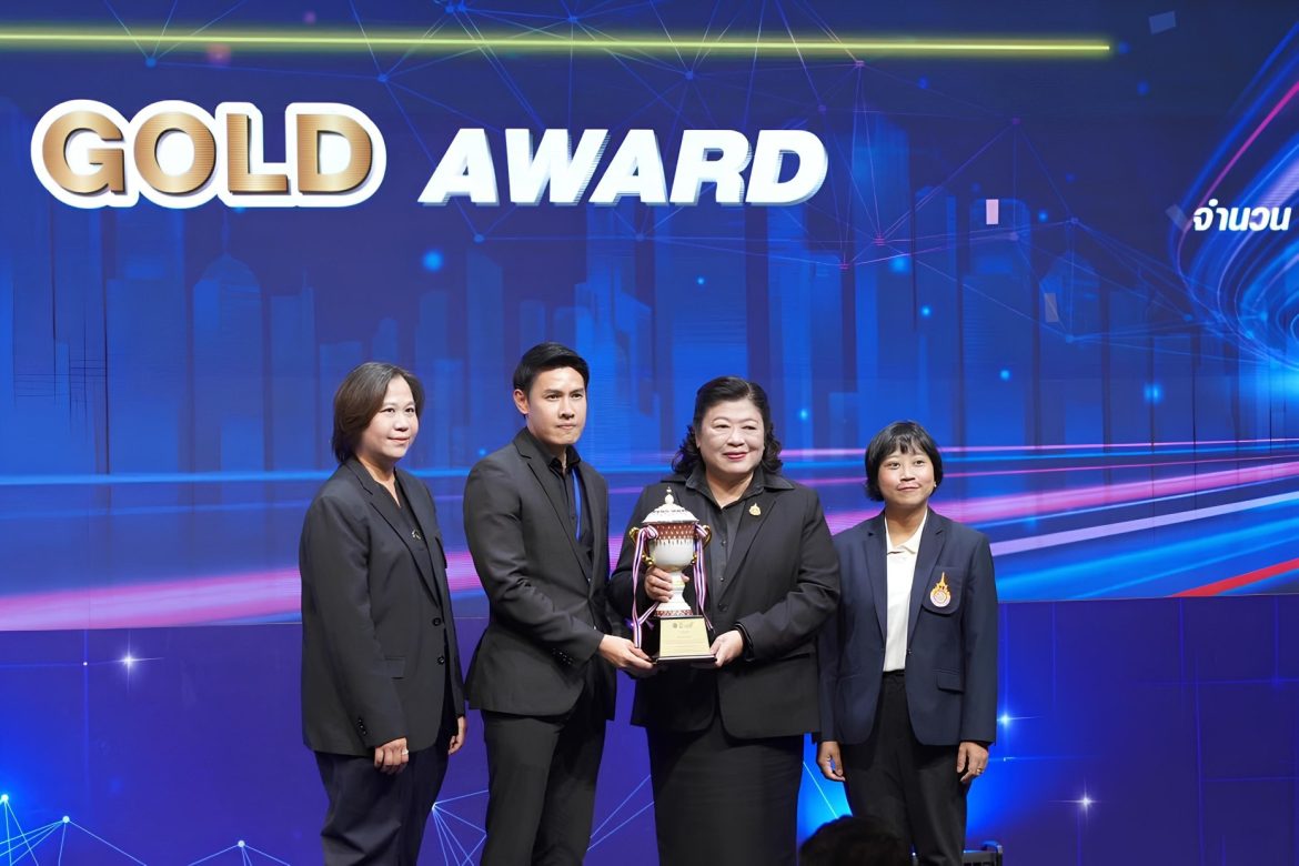 คณะวิศวกรรมศาสตร์ ขอแสดงความยินดี กับ ผศ. ดร.ธีรินทร์ คงพันธุ์ และ ผศ. ดร.นุอร ชูทอง ที่ได้รับถ้วยรางวัล GOLDAWARD Thailand Research Expo 2026 Award